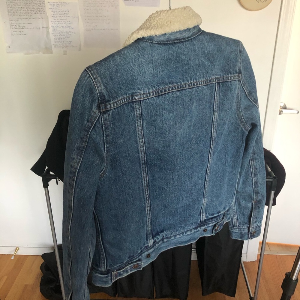 Size small Levi’s Jean Jacket - Picture 3 of 3